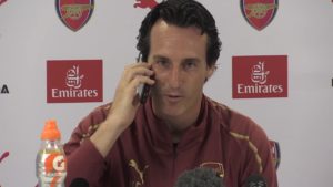 Wpadka podczas konferencji prasowej Arsenalu. Jednemu z dziennikarzy zadzwonił telefon: „Dzień dobry, tu Unai Emery. Pracujemy”