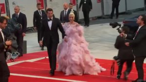Lady Gaga i Bradley Cooper przyciągnęli największe tłumy na premierę „A Star Is Born” na festiwalu w Wenecji