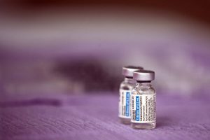 EMA o szczepionce J&J: możliwy związek z bardzo rzadkimi przypadkami nietypowych zakrzepów krwi