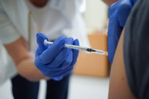 Rozporządzenie – w sytuacji ryzyka niewykorzystania szczepionki dawka dla osób powyżej 18 r.ż.