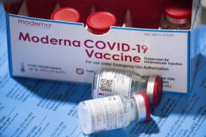 Naukowcy: szczepionki Moderny i Pfizera skuteczne przeciwko indyjskim wariantom koronawirusa