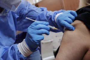 Pfizer Polska: podanie drugiej dawki szczepionki po upływie co najmniej 3 tygodni od pierwszej