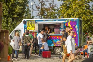 I edycja Festiwalu Smaków Food Trucków w Żninie już w ten weekend! Przysmaki z różnych stron świata znajdą się w parku przy Jeziorze Małym